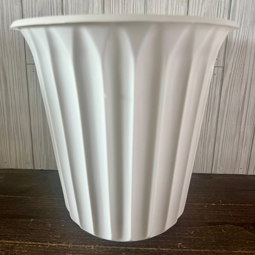 Vintage 1993 Sterilite White Fluted Wastebasket 10 Quart Plastic Trash Can USA